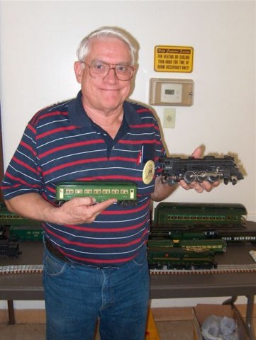 larrypearsonshowsoffhislionelogaugepassengersetatameetin2007.jpg
