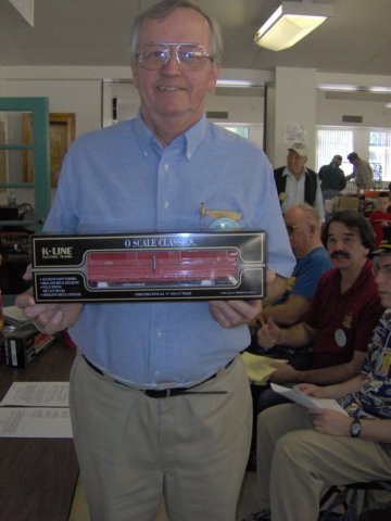 mikedonovanwonaniceraffleprizeatthemarch2005meet.jpg