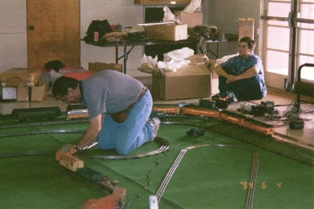 richardkeppelsettingupthefloorlayoutasdarrellcalvillolookson.jpg
