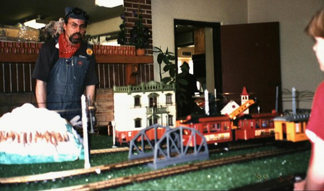stevewallerrunninghisggaugelayoutatthekidsmeet.jpg